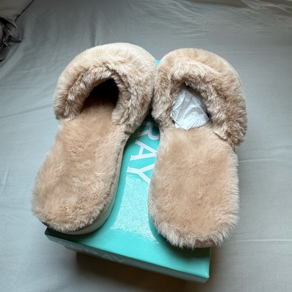 Array Shasta Plush Tan Slippers, Size 7 NWB - Picture 2 of 6